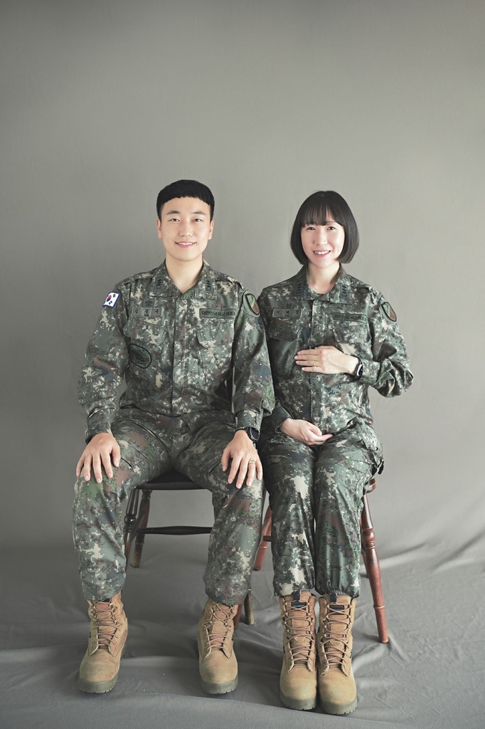 김진수 대위와 아내 서혜정 대위
