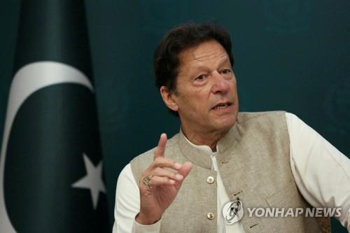 '크리켓 스타' 출신 파키스탄 칸 총리, 경제난으로 불신임 위기
