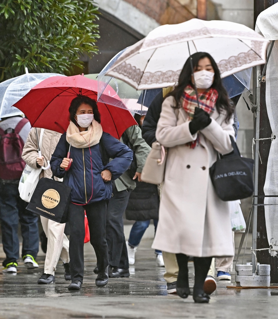 추위에 두꺼운 옷 입은 도쿄 시민들