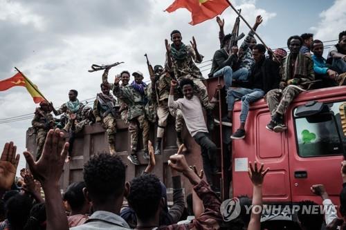 지난해 6월 티그라이 반군이 티그라이 주도 메켈레를 탈환하며 환영받는 모습