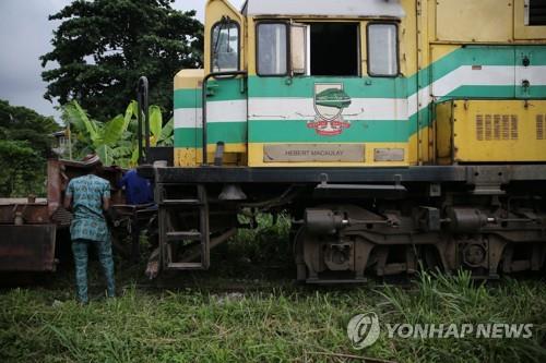 지난 2월 나이지리아 라고스의 열차에서 작업하는 철도 노동자들.