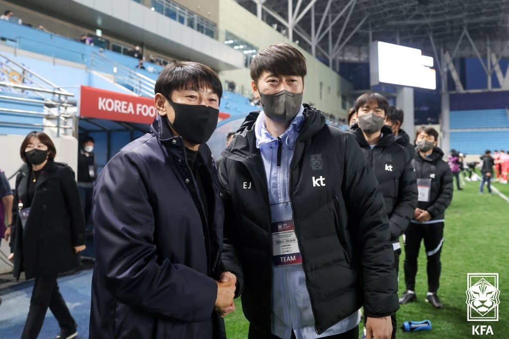 신태용 감독(왼쪽)과 김은중 한국 U-19 축구대표팀 감독