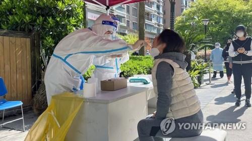 격리 기간 코로나 검사받는 상하이 주민들