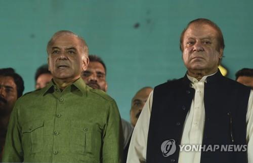 셰바즈 샤리프 파키스탄 새 총리(왼쪽)와 나와즈 샤리프 전 총리.