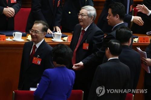 2017년 공산당 전국대표대회 참관 참석한 주룽지 전 총리(가운데)