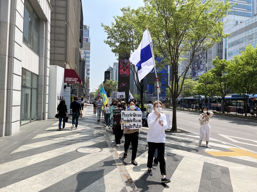 행진하는 보이시스인 코리아 회원들