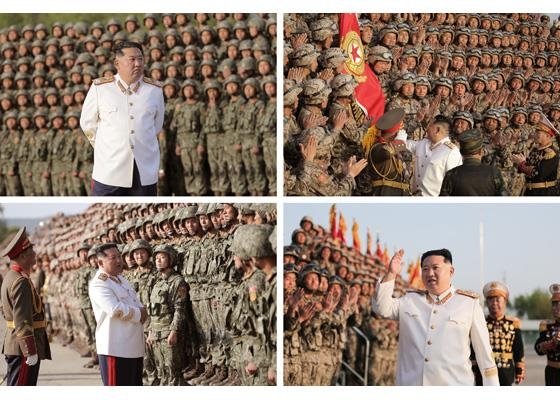 열병식 참가자들과 기념사진 찍는 북한 김정은