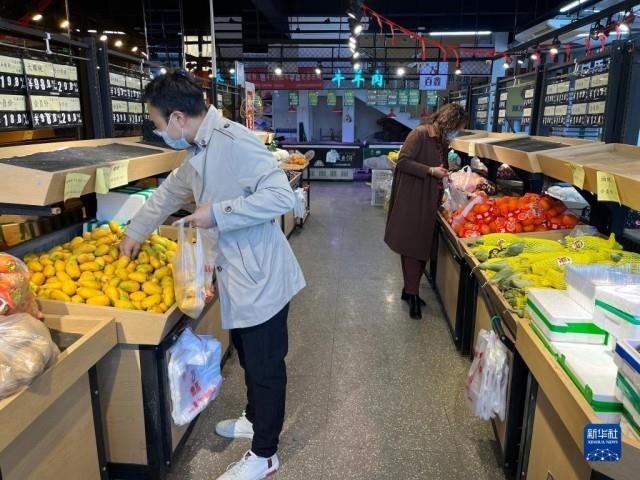 슈퍼마켓에서 생필품 구매하는 창춘 시민들