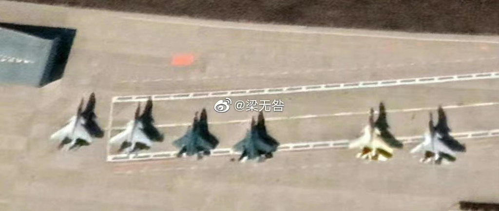 중국 랴오닝성 육상 해군기지 배치된 FC-31(가운데 짙은 회색 전투기)