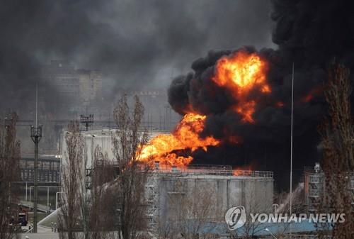 미사일 공격으로 불타는 우크라 오데사 정유공장 