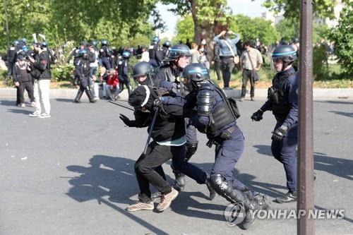 프랑스 총선 앞두고 노동절 시위…연임 성공한 마크롱 규탄