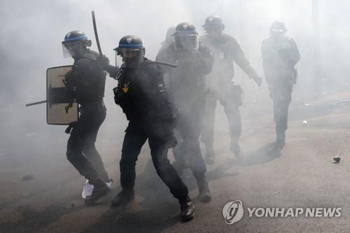 최루가스 속 프랑스 경찰들