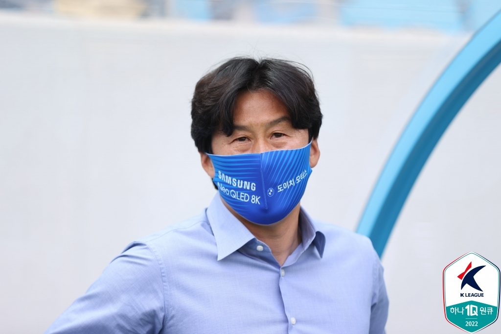 수원의 이병근 감독