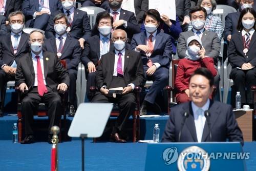 윤석열 대통령의 취임사를 듣고 있는 박 위원장(맨 오른쪽)