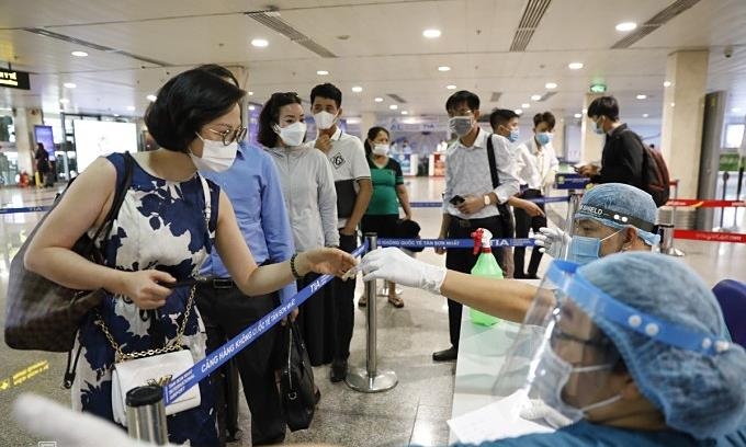 호찌민 떤선녓 공항에서 코로나 검사를 받기 위해 대기중인 탑승객들