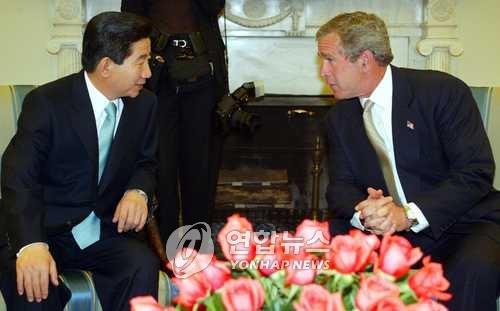 2003년 5월 미국 백악관에서 (故) 노무현 전 대통령과 조지 W. 부시 전 미국 대통령이 회담하는 모습. [청와대 제공=연합뉴스 자료사진]