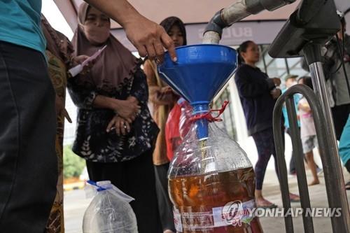 인도네시아 정부, 대용량 식용유 리터당 1만4천 루피아에 판매