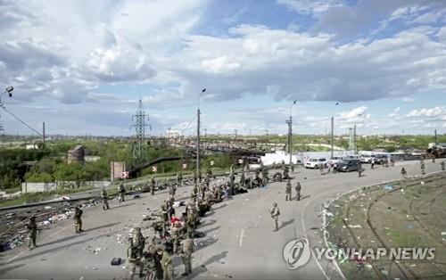 투항 후 줄지어 몸수색 받는 우크라이나 군인들