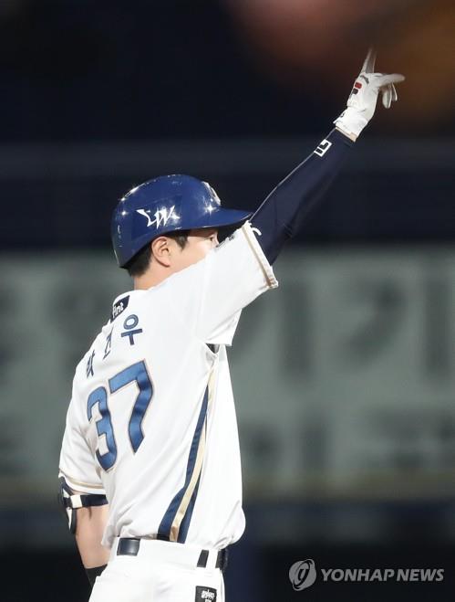 박건우