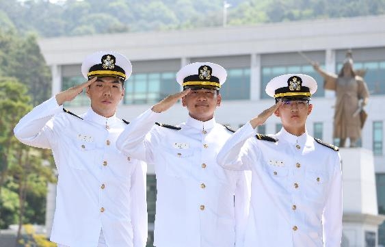 3대째 병역의무를 수행하는 해군 소위들. 왼쪽부터 윤인수·박성범·김백건 소위