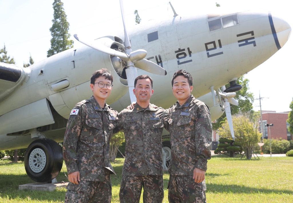 공군5비에서 복무 중인 삼부자