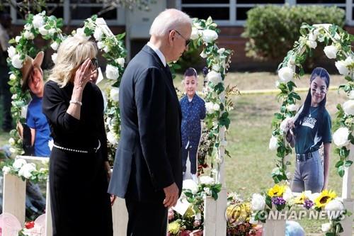 텍사스주 초등학교 총기참사 현장에서 추모하는 조 바이든 미국 대통령 부부
