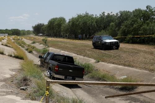 미국 텍사스 초등학교 총격범이 몰고 와 배수로에 버린 픽업트럭