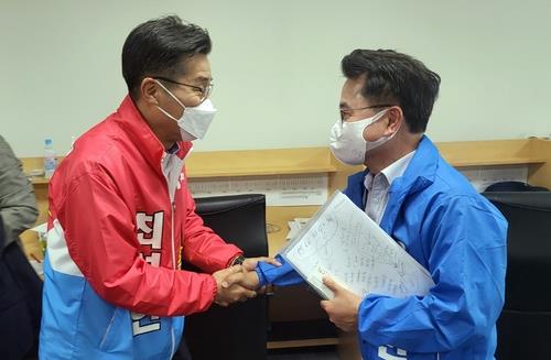 지난 4일 시청 기자실에서 만난 최성현 후보(왼쪽)와 육동한 후보