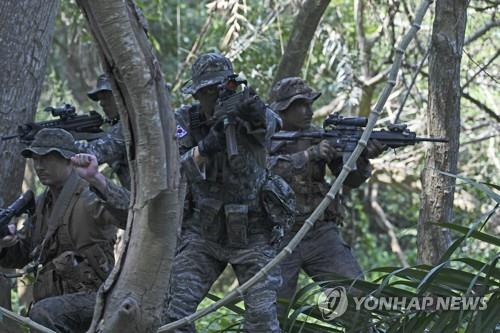 태국 코브라골드훈련에서 수색정찰훈련 중인 해병대