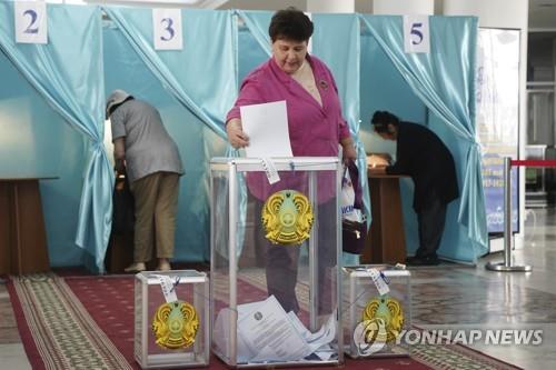 개헌 투표하는 카자흐스탄 수도 누르술탄 시민