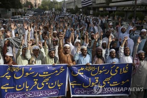 "무함마드 모욕" 인도 집권당에 대한 파키스탄 무슬림 항의 시위