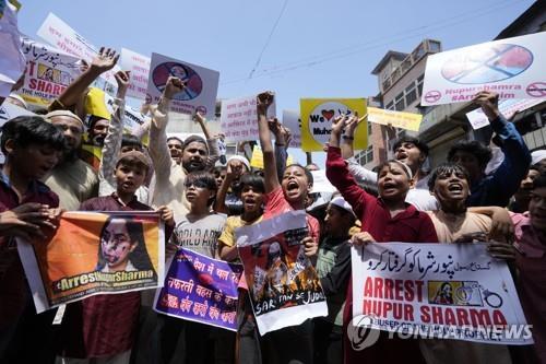 인도 아메다바드에서 집권당 BJP 대변인의 무함마드 관련 발언에 항의하는 시위대.