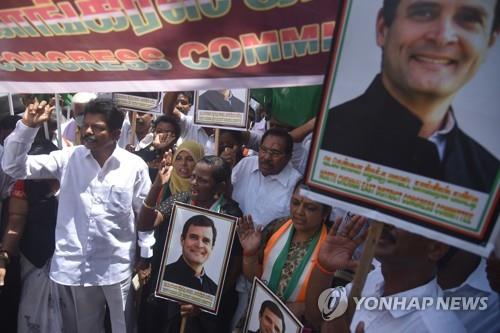 인도 야권 지도자 라훌 간디에 대한 당국의 조사에 항의하는 지지자.
