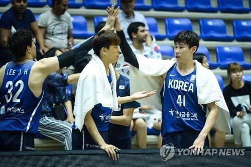 2017년 FIBA 아시아컵 8강 일본전 승리 후 기뻐하는 한국 선수들