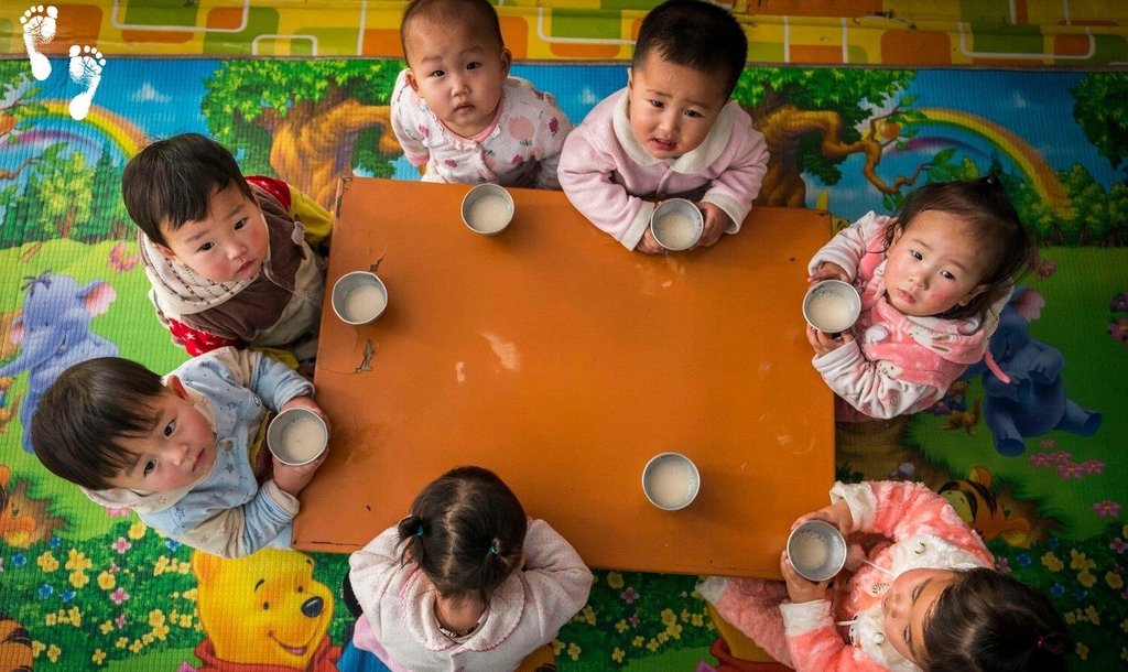 두유를 마시는 북한 어린이들