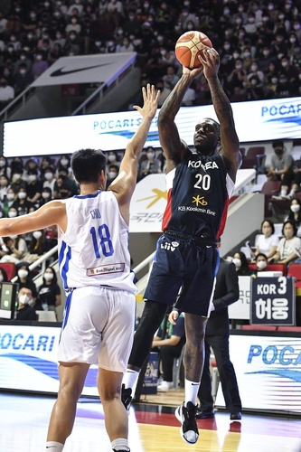 중거리 슛을 던지는 라건아