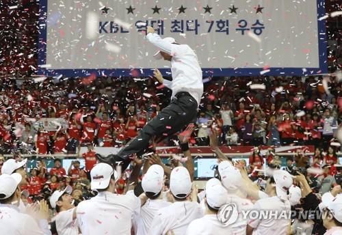 2018-2019시즌 우승 후 선수들에게 우승 헹가래 받는 유재학 감독