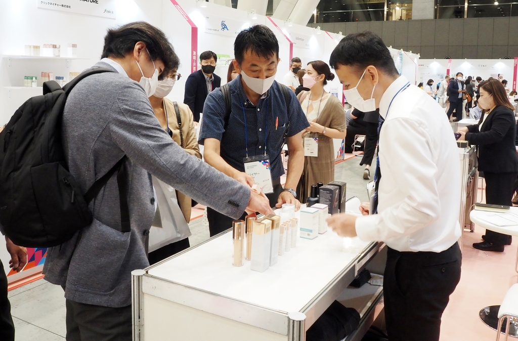 한국 제품 살피는 일본 측 바이어