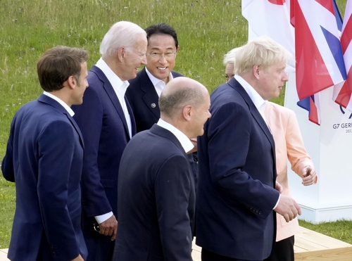 "G7 정상회의서 바이든·기시다 단시간 회담…우크라 등 논의"
