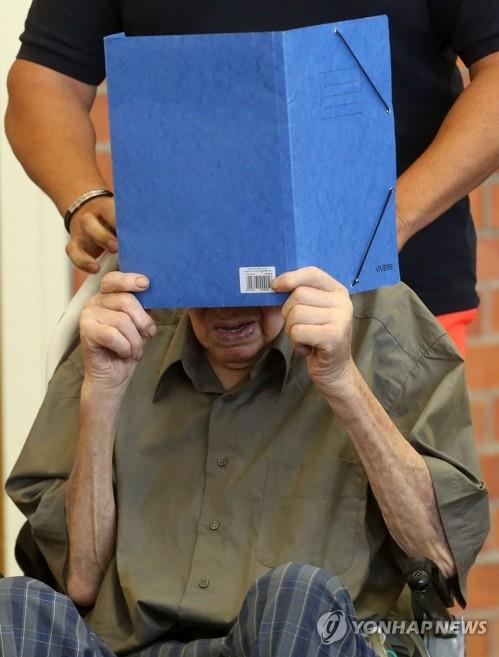 재판정에서 얼굴 가린 101세 독일 나치 부역자