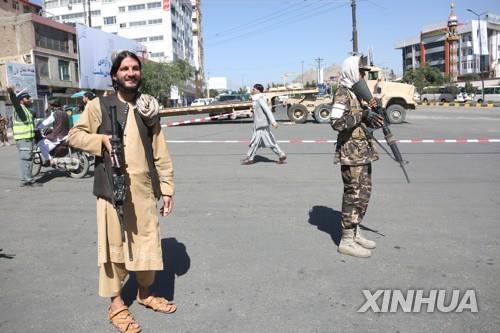아프간 카불의 탈레반 회의장 인근을 경비하는 탈레반 요원.