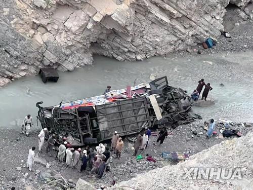 3일 파키스탄 남서부 협곡에서 추락한 버스.