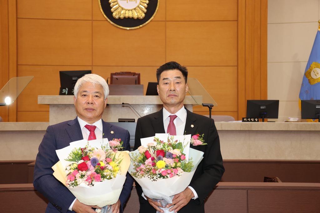 포항시의회 신임 백인규 의장(왼쪽)과 김일만 부의장