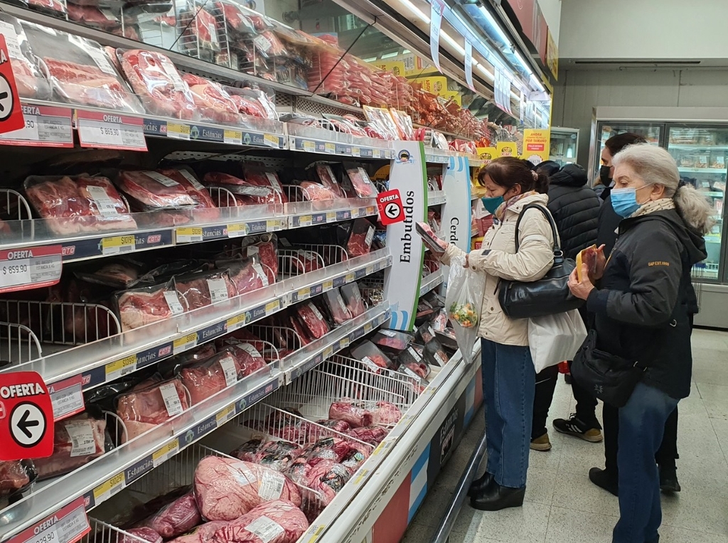 아르헨티나 슈퍼마켓에서 소고기 고르는 시민들