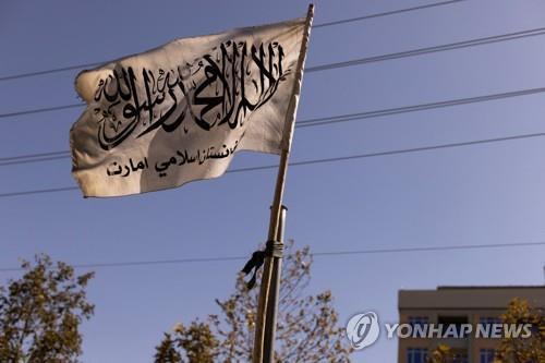 아프간 카불 시내에 걸린 탈레반 상징 깃발.