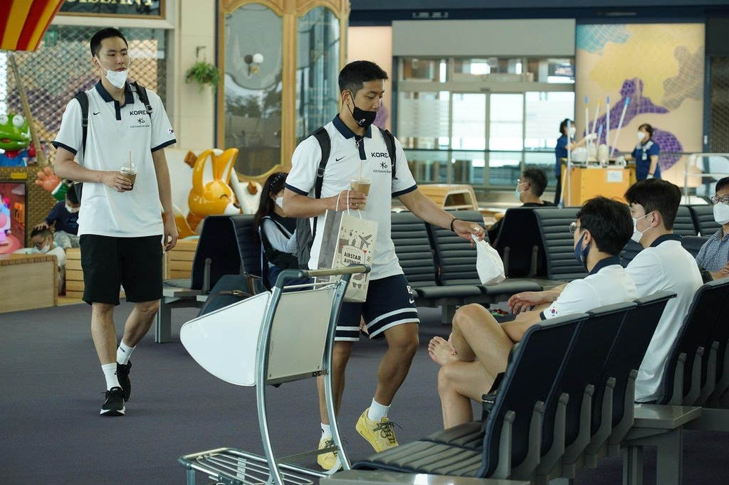 출국 위해 인천공항을 찾은 남자 농구 대표팀의 허훈(가운데)과 송교창(왼쪽)