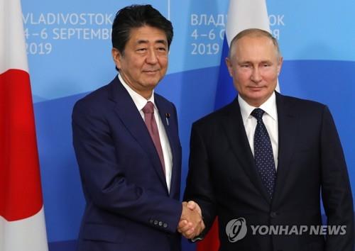 생전의 아베 신조 전 일본 총리와 블라디미르 푸틴 러시아 대통령