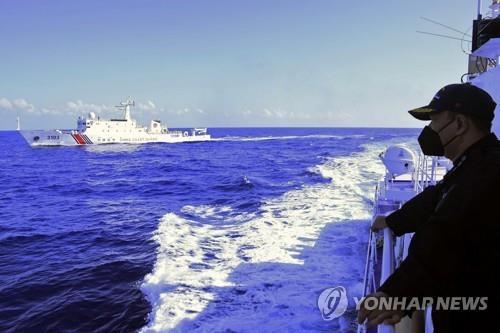 중국 해양 순시선을 바라보는 필리핀 해양경비대원