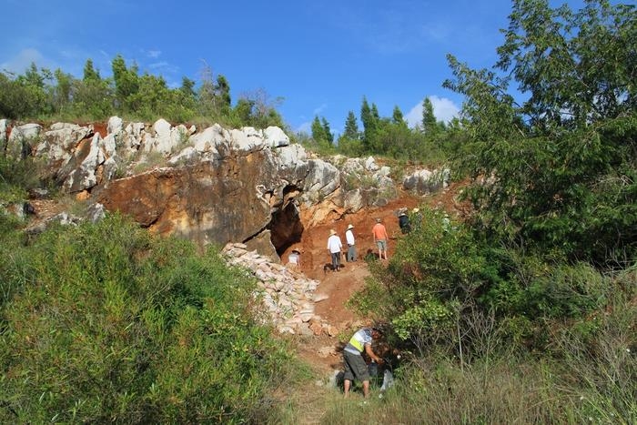 붉은사슴동굴로도 알려진 마루동 발굴 장면 