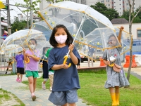 현대모비스, 75개 초등교에 투명우산 전달…'어린이 빗길 안전'